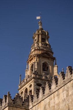 CORDOBA, İspanya - 11 Mart 2016: Cordoba Camii Katedrali 'nin Çan Kulesi' nin dış görünüşü