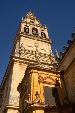 CORDOBA, İspanya - 11 Mart 2016: Cordoba Camii Katedrali 'nin Çan Kulesi' nin dış görünüşü (Mezquita)