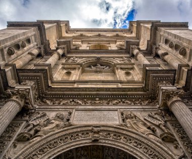 GRANADA, İspanya - 10 Mart 2016: Tanrı 'nın Aziz John Kilisesi' nin (Baslica de San Juan de Dios Kilisesi) ön cephesi)