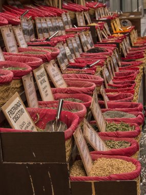 Granada, İspanya - 10 Mart 2016: Uzman bir çay dükkanının önünde satılık çay