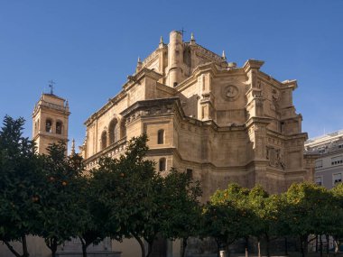 GRANADA, İspanya - 10 Mart 2016: Saint Jerome Manastırı 'nın dış manzarası portakal ağaçlarının üzerinde görüldü