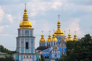KYIV, UKRAINE - 10 Haziran 2016: St. Michael 's Golden-Domed Manastırı kompleksinin dış görünümü