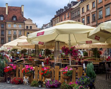 SAVAŞ, POLAND - 20 Haziran 2016: Eski Kent Pazar Meydanı 'ndaki güzel bir restoranın masalarının dışında
