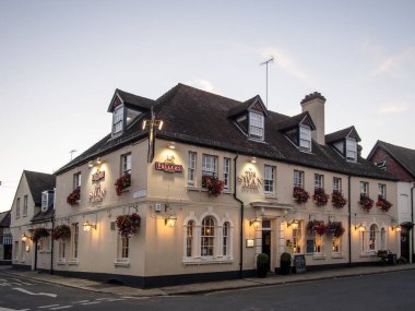 ARUNDEL, BATI SUSSEX, İngiltere - 25 Ağustos 2015: High Street 'teki Swan Hotel' in dış görünüşü