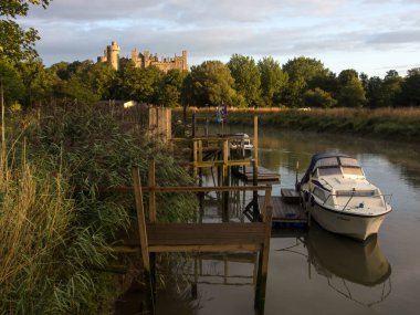 ARUNDEL, BATI SUSSEX, İngiltere - 25 Ağustos 2015: Arun Nehri boyunca Arundel Kalesi 'nin arka planında görünüm