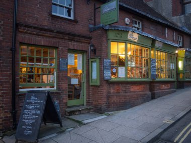 ARUNDEL, BATI SUSSEX, İngiltere - 25 Ağustos 2015: Ana Cadde 'deki La Campania restoranının dış görünümü