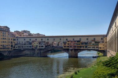 FLORENCE, İTALYA - 04 Ağustos 2015: Arno nehri üzerindeki Ponte Vecchio manzarası