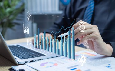 Kar ve kalite yönetimi kavramı, maliyet planlaması, üretim verimliliği, fiyat optimizasyonu, müşteri memnuniyeti ve iş performans iyileştirme stratejilerine odaklanma.