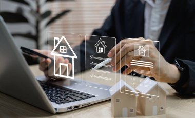 İş adamlarıyla emlak denetim konsepti görevleri düzenlemek, emlak yönetimini düzene sokmak, konut yatırımlarını düzenlemek ve dijital araçlarla gayrimenkul idaresini yönetmek için dizüstü bilgisayar kullanıyor.