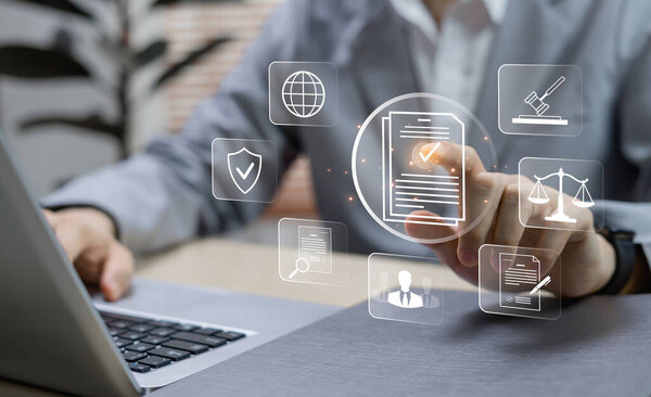 Бизнесмен затрагивает иконки виртуального соответствия, иллюстрирующие соблюдение правовых норм, правил и стандартов политики в области корпоративного управления и управления бизнесом
