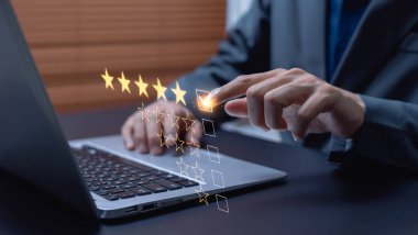 Müşteri memnuniyeti anketi ve geri bildirim konsepti. Müşteriler hizmet kalitesini değerlendirir, görüşlerini paylaşır ve iş itibarını ve performansını artırmak için içgörü sağlarlar.