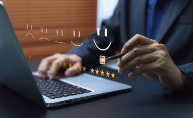 Müşteri memnuniyeti anketi konsepti. Hizmet kalitesi, katılım ve genel iş performansını değerlendirmek için dijital formlar aracılığıyla geri bildirim sağlayan kişi.