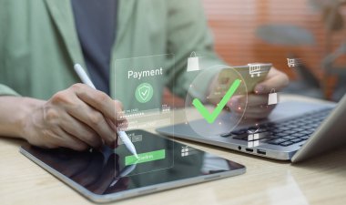 Mobil ve Tablet, Dijital Finans ve E-Cüzdan Teknolojisi Modern Para transferi ve Bill Ödeme için Başarılı Çevrimiçi Ödeme İşlemi.