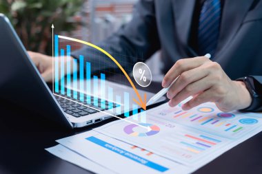 Maliyet yönetimi, tasarruf ve kar optimizasyonunu gösteren işletme finans ve bütçe konsepti. Muhasebe, gider takibi, yatırım stratejisi ve finansal planlama için ideal.