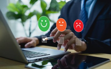 Müşteri geribildirim ve kalite değerlendirme konsepti, müşteri memnuniyetini ve hizmet performansını, iş itibarını ve marka sadakatini artırma deneyimini ölçen.