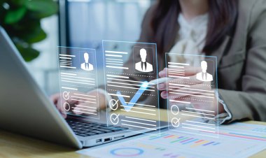 Çalışan onayı için HR dijital belge doğrulaması, onaylanmış personel kayıtları ve modern çevrimiçi işgücü yönetimi.