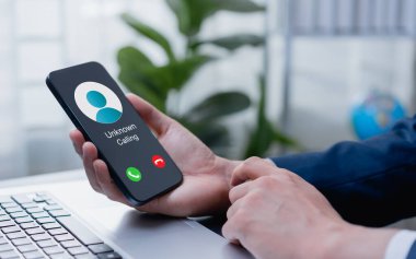 Bilinmeyen numaradan aranan numara, akıllı telefonlara cevap veren işadamı, dolandırıcılık, dolandırıcılık ya da sahtekarlık konsepti, telefon şakacısı, sahte kimlik, siber güvenlik ve mobil tehdit uyarısı.
