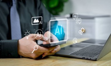 Otomatik içerik oluşturma ve multimedya oluşturma, akıllı veri işleme, dijital yenilik ve akıllı teknoloji konsepti için akıllı telefondaki yapay zeka mobil asistanı.