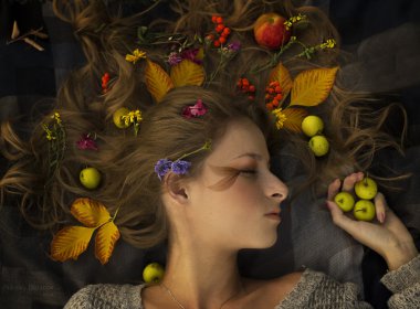 Renkli sonbahar, düşen yapraklar ve elma