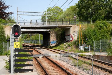 Nynashamn, Stockholm İlçesi, İsveç - 1 Haziran 2025: Üzerinde grafiti olan bir tren köprüsü. Duvar yazısı metin şeklinde..