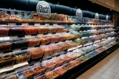 Bir sürü şeker ve abur cubur olan bir dükkan. Şekerler plastik kaplarda ve raflarda duruyor. Nynashamn, Stockholm County, İsveç, 9 Mayıs 2025.