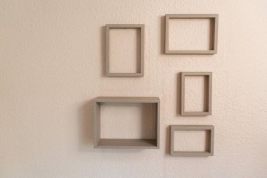Duvardaki çerçeveler 