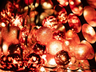 Aynalar salonunun yanındaki kırmızı Noel topları 