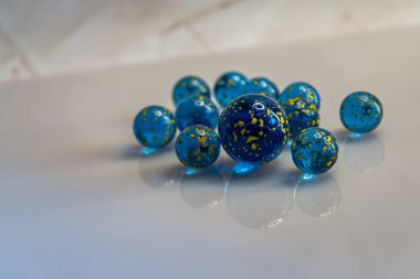 Yeraltında yansıyan mavi misketler