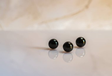 Yeraltında aynalı birkaç siyah misket.