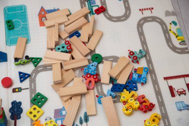 Parlak oyuncaklarla dolu dağınık çocuk odası ve yapı taşları, ADHD konsepti, yaratıcılık ve oyuncu akıl.