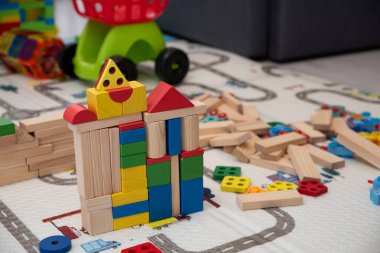 Parlak oyuncaklarla dolu dağınık çocuk odası ve yapı taşları, ADHD konsepti, yaratıcılık ve oyuncu akıl.