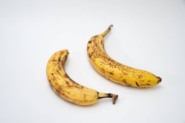 Beyaz arka planda çürük muzlar. Yakın plan.