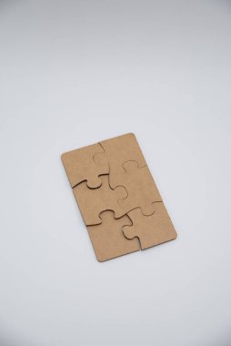 Beyaz arkaplanda duran bir yığın içindeki tek renkli bulmacalar