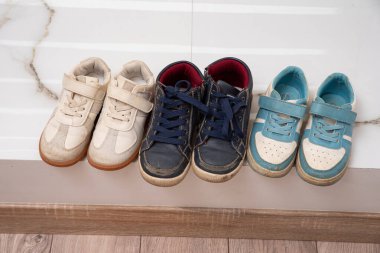 Tüm aile üyelerinin kirli ayakkabıları yere yığılmıştı. Boşluk daraltılıyor ve düzenleniyor