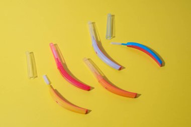 Diş telleri ve çok renkli dişler için fırçalar