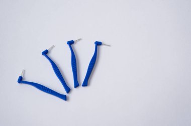 Diş fırçalı ağız temizliği seti ve beyaz arka planda diş fırçası. Sağlıklı dişler, sakız koruması ve günlük temizlik için diş bakımı aksesuarları..