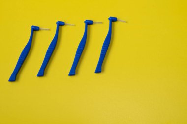 Sarı arka planda diş fırçası ve diş fırçası. Diş ve ortodontik konsept.