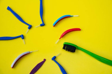 Sarı arka planda diş fırçası ve diş fırçası. Diş ve ortodontik konsept.