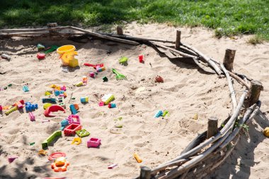 Güneşli bir günde çocuklarla dolu açık havada ekolojik kum havuzu, açık havada öğrenme ve aktif oyun