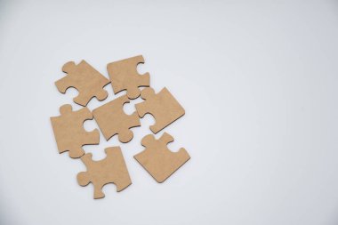 Tek renk yapboz parçaları beyaz arkaplana saçılmış.