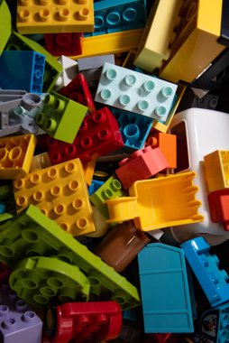 Çocukların inşaat seti ve oyuncakları yığının içinde duruyor.