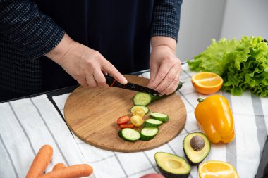 Mutfaktaki tabletteki online tarifi takip eden ev hanımı aşçı.