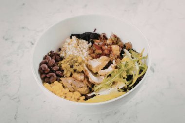 Sebze, sebze ve tahıllı sağlıklı ve renkli bir tavuk salatası kasesi..