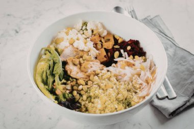 Karides, sebze ve tahılla dolu besleyici bir salata kasesi..