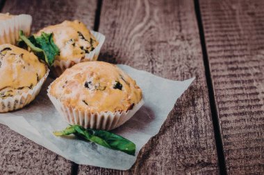 Ahşap bir masada yeşil biberli keklerin fotoğrafı..