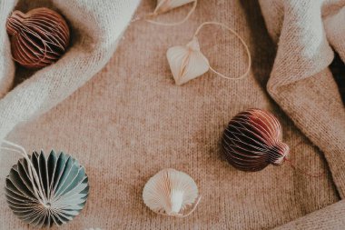 Kumaş arka planda el yapımı Noel süsleri koleksiyonu.