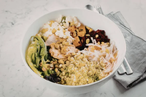 Karides, sebze ve tahılla dolu besleyici bir salata kasesi..