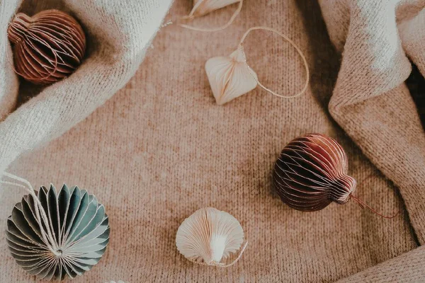 Kumaş arka planda el yapımı Noel süsleri koleksiyonu.