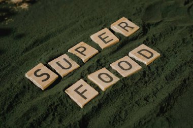 Yeşil tozun yakın plan çekimi. Tahta karoların üzerinde 