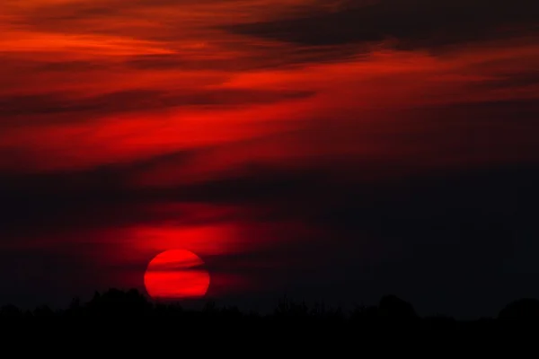 Rouge, coucher de soleil menaçant — Photo
